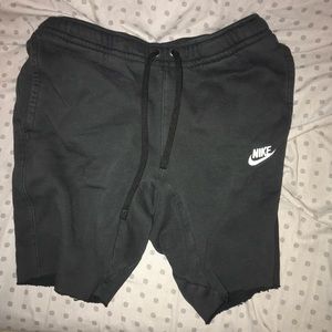 Medium cutoff Nike shorts